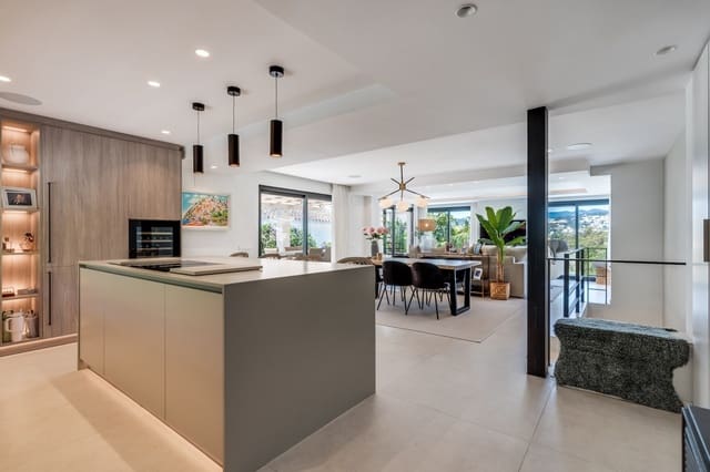 Chalet de 4 habitaciones en La Dama de Noche - La Alzambra, Marbella en venta con piscina - 1.895.000 € (Ref: 9686317)