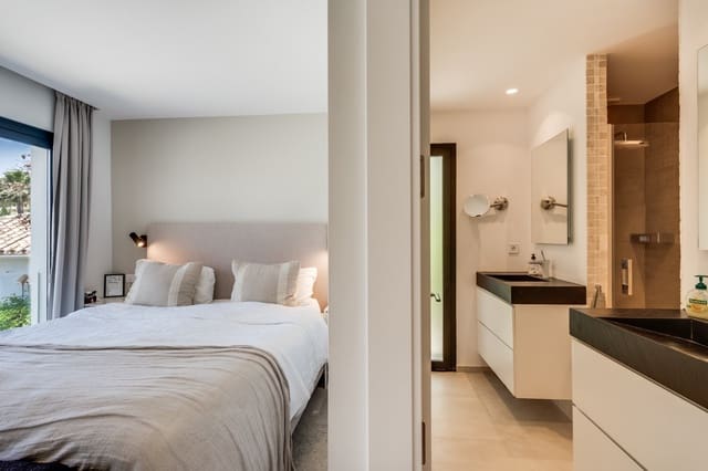 Chalet de 4 habitaciones en La Dama de Noche - La Alzambra, Marbella en venta con piscina - 1.895.000 € (Ref: 9686317)