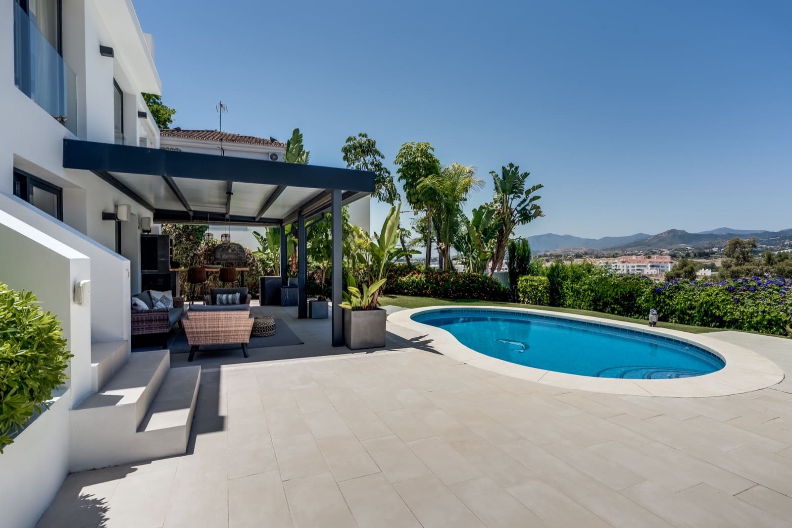 Chalet de 4 habitaciones en Nueva Andalucia en venta con piscina - 1.895.000 € (Ref: 9686317)