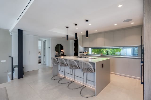 Chalet de 4 habitaciones en La Dama de Noche - La Alzambra, Marbella en venta con piscina - 1.895.000 € (Ref: 9690509)