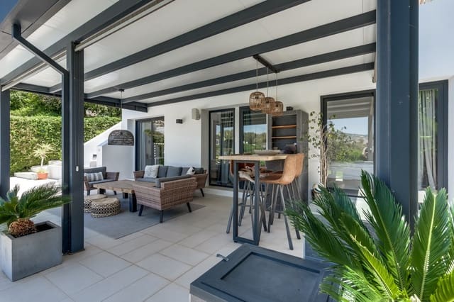 Chalet de 4 habitaciones en La Dama de Noche - La Alzambra, Marbella en venta con piscina - 1.895.000 € (Ref: 9690509)