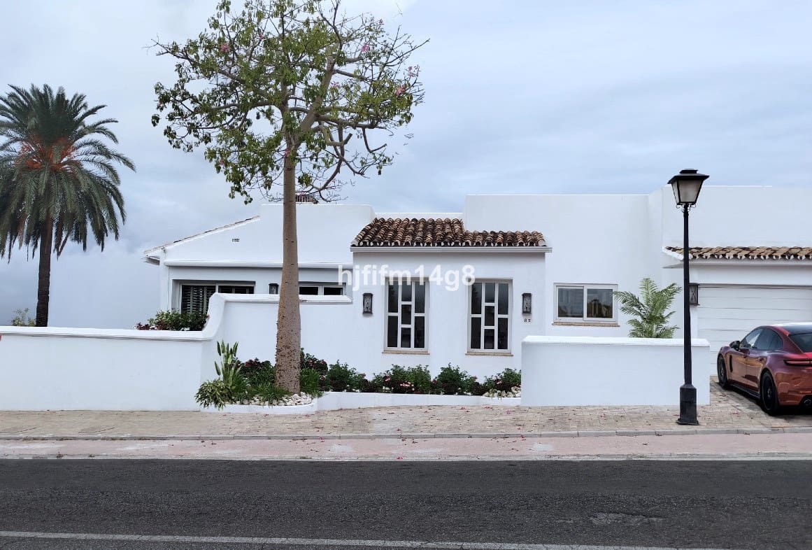 4 bedroom Villa for sale in Nueva Andalucia with pool - € 1,995,000 (Ref: 9698770)