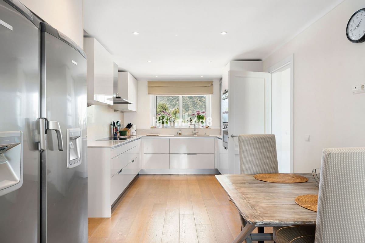 4 bedroom Villa for sale in Nueva Andalucia with pool - € 1,995,000 (Ref: 9698770)