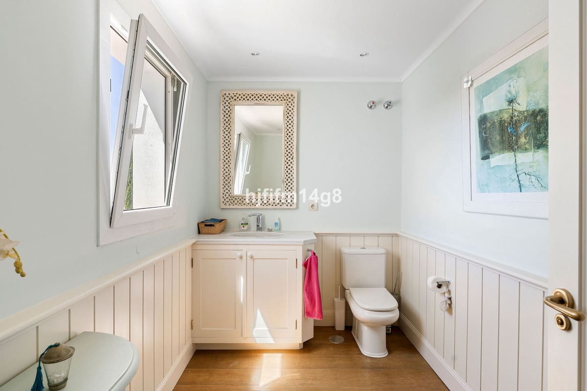 4 bedroom Villa for sale in Nueva Andalucia with pool - € 1,995,000 (Ref: 9698770)