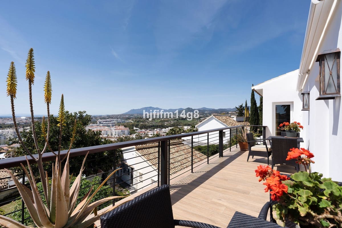 4 bedroom Villa for sale in Nueva Andalucia with pool - € 1,995,000 (Ref: 9698770)