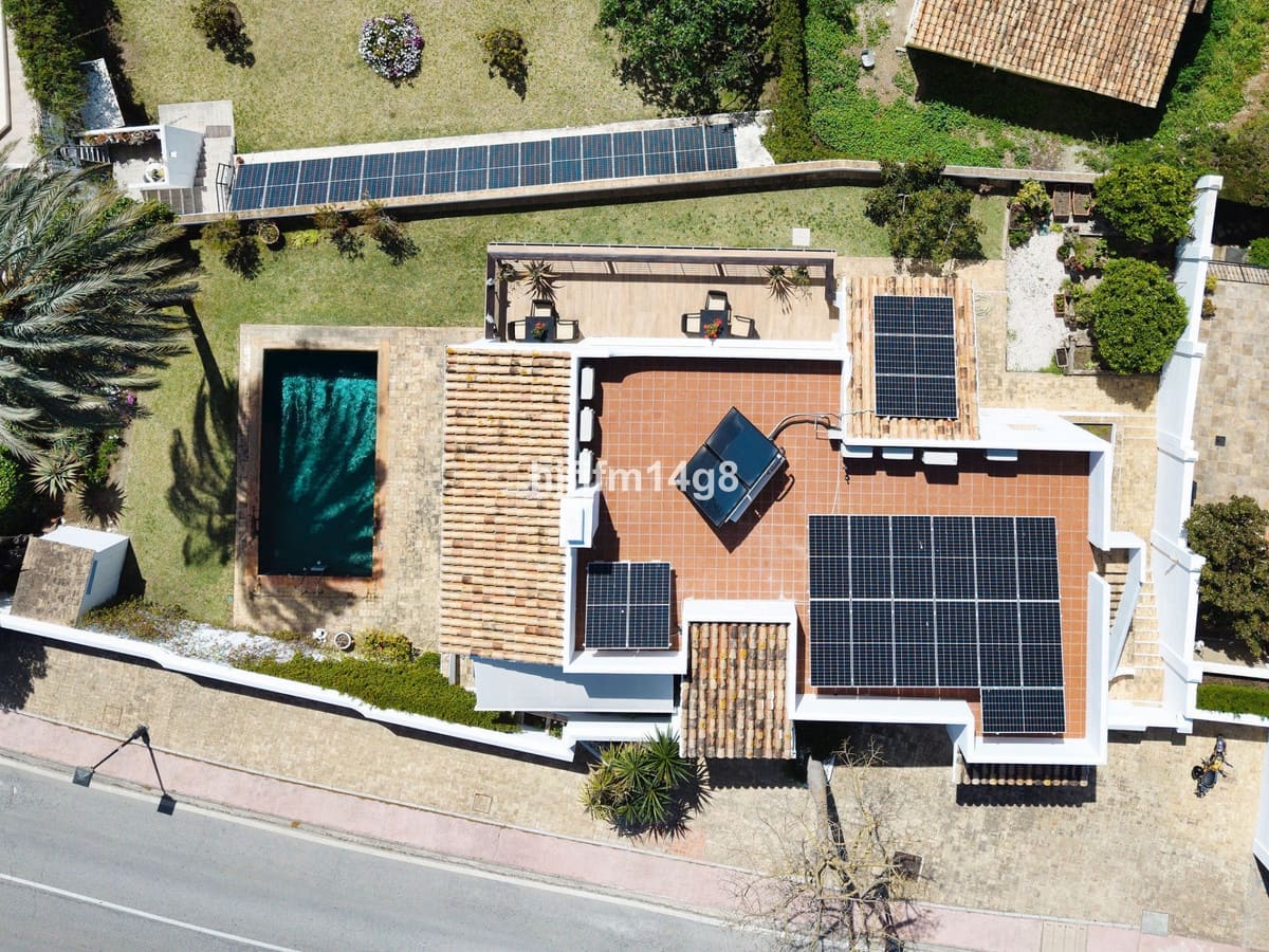 4 bedroom Villa for sale in Nueva Andalucia with pool - € 1,995,000 (Ref: 9698770)