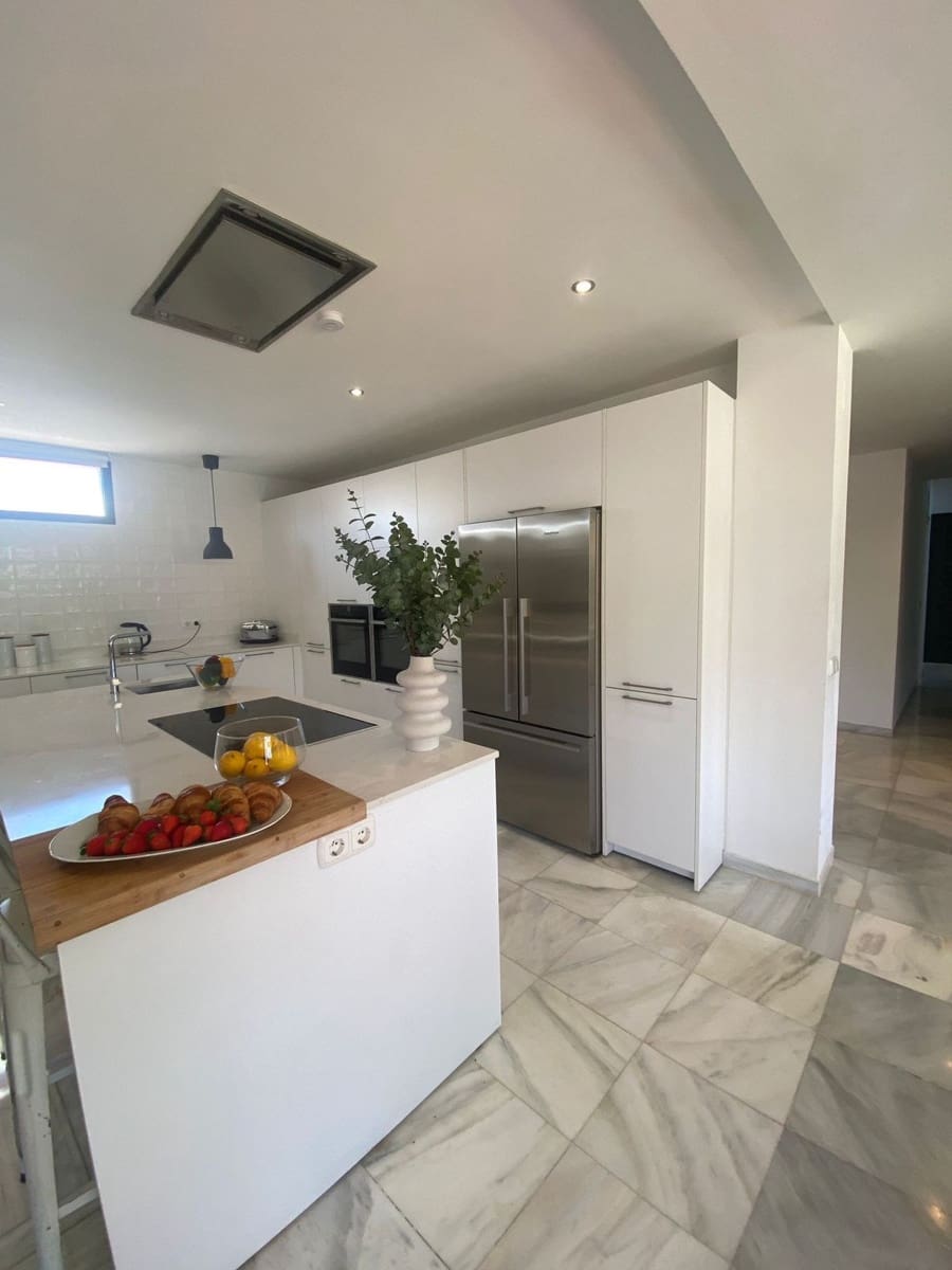 Chalet de 6 habitaciones en Nueva Andalucia en venta con piscina - 1.399.000 € (Ref: 9698772)