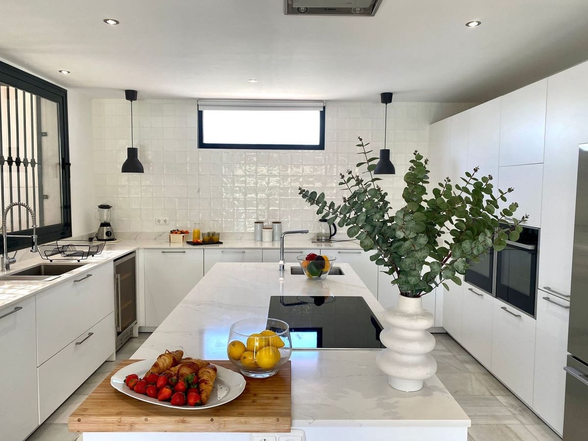Chalet de 6 habitaciones en Nueva Andalucia en venta con piscina - 1.399.000 € (Ref: 9698772)