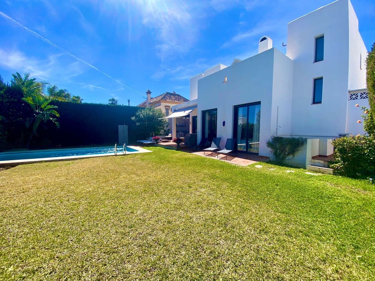 Chalet de 6 habitaciones en Nueva Andalucia en venta con piscina - 1.399.000 € (Ref: 9698772)
