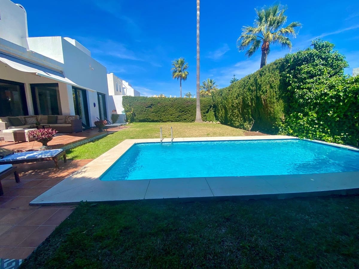 Chalet de 6 habitaciones en Nueva Andalucia en venta con piscina - 1.399.000 € (Ref: 9698772)