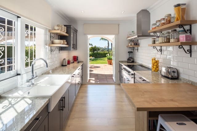 5 soveværelse Villa til salg i Marbella med swimmingpool - € 1.795.000 (Ref: 9701532)