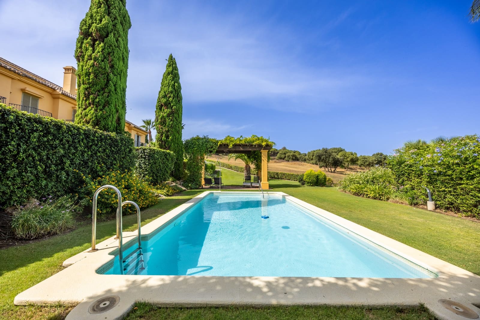 3 soveværelse Byhus til salg i Sotogrande med swimmingpool - € 750.000 (Ref: 9701534)
