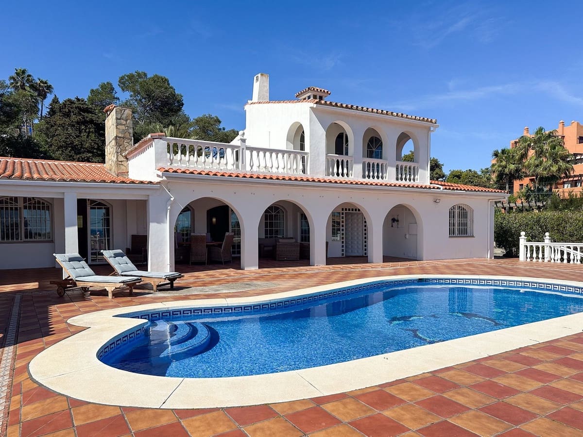 4 slaapkamer Villa te koop in Estepona met zwembad garage - € 899.000 (Ref: 9701537)