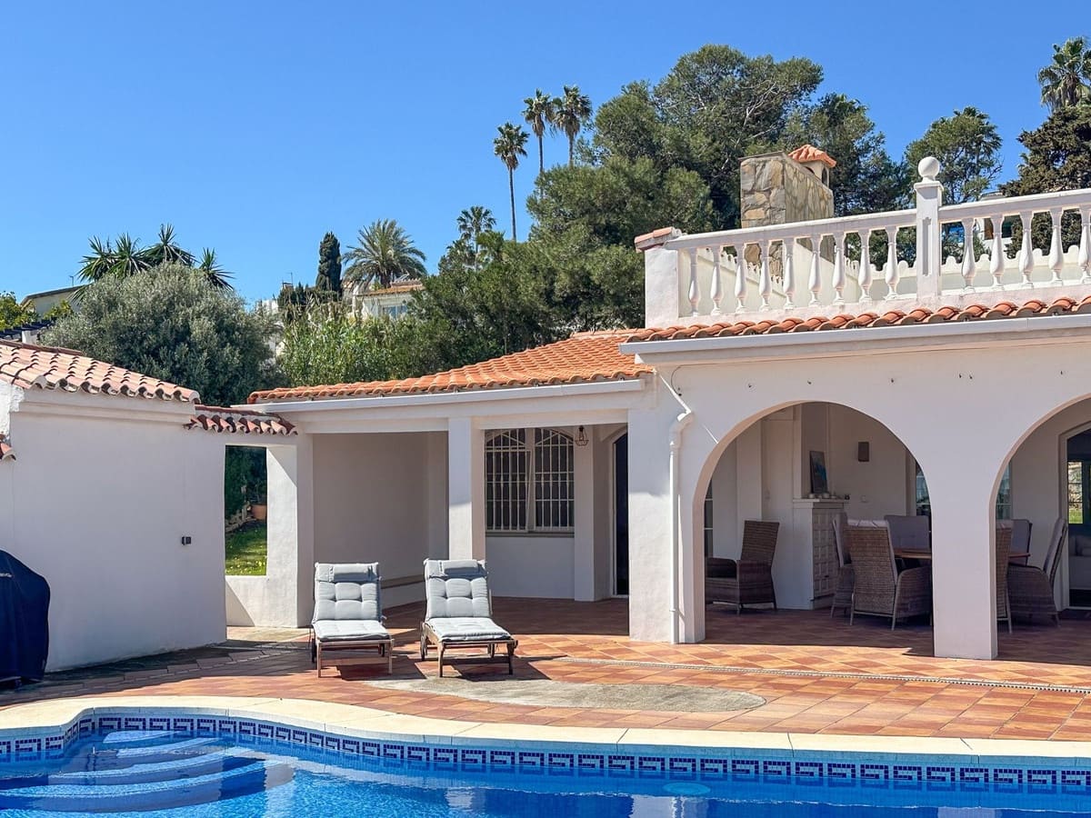 4 slaapkamer Villa te koop in Estepona met zwembad garage - € 899.000 (Ref: 9701537)