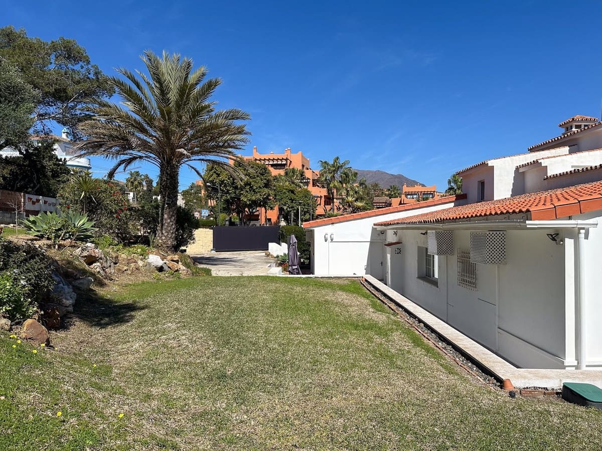 4 slaapkamer Villa te koop in Estepona met zwembad garage - € 899.000 (Ref: 9701537)