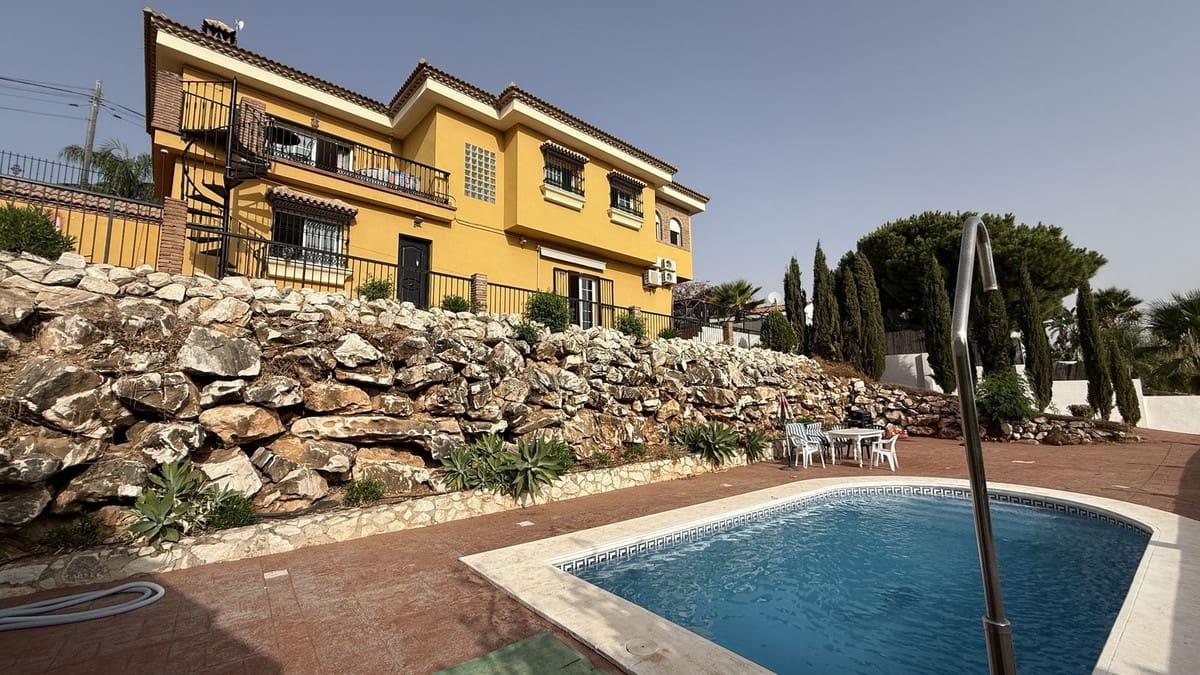 5 bedroom Villa for sale in Alhaurin de la Torre with pool - € 695,000 (Ref: 9701541)