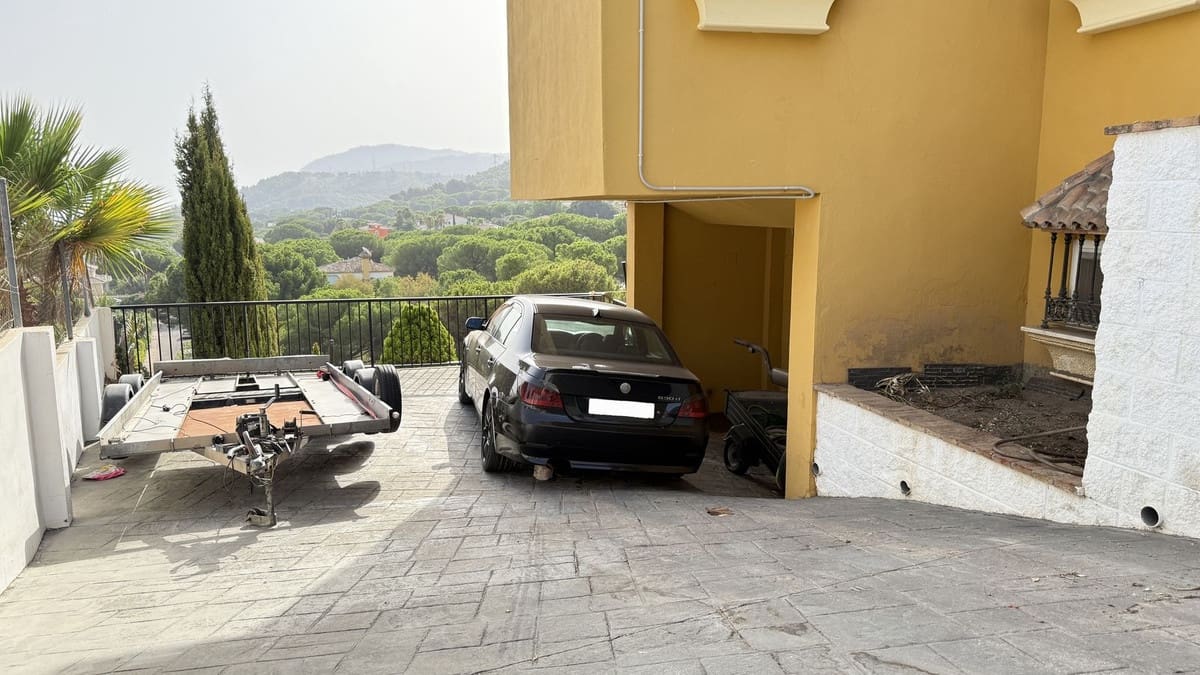 5 bedroom Villa for sale in Alhaurin de la Torre with pool - € 695,000 (Ref: 9701541)