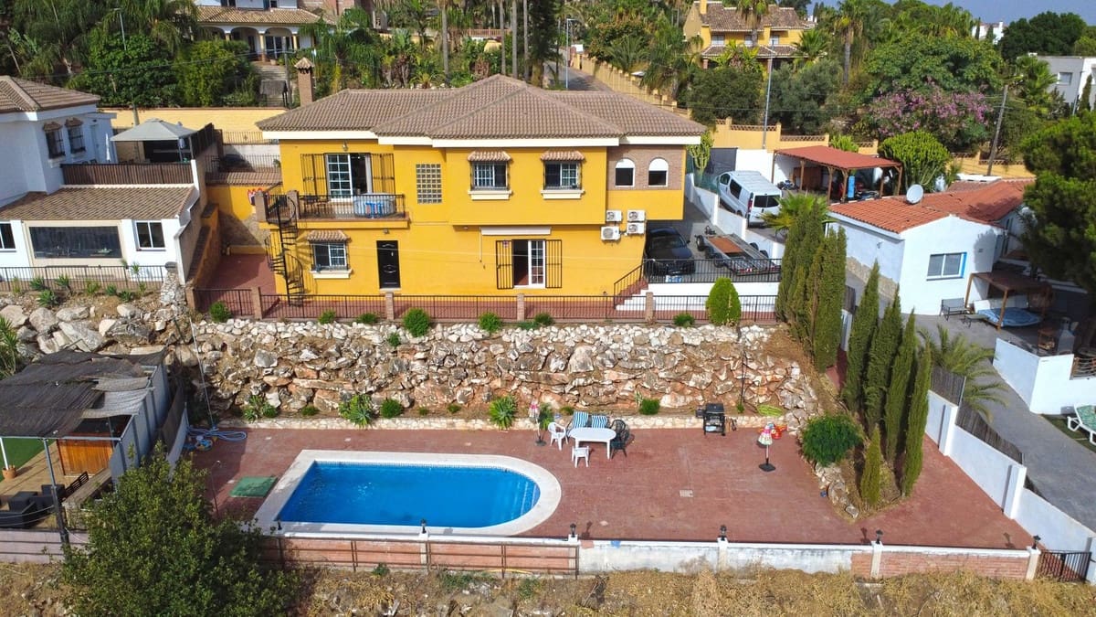 5 bedroom Villa for sale in Alhaurin de la Torre with pool - € 695,000 (Ref: 9701541)