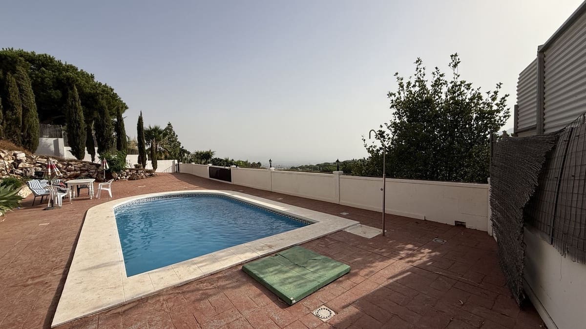 5 bedroom Villa for sale in Alhaurin de la Torre with pool - € 695,000 (Ref: 9701541)