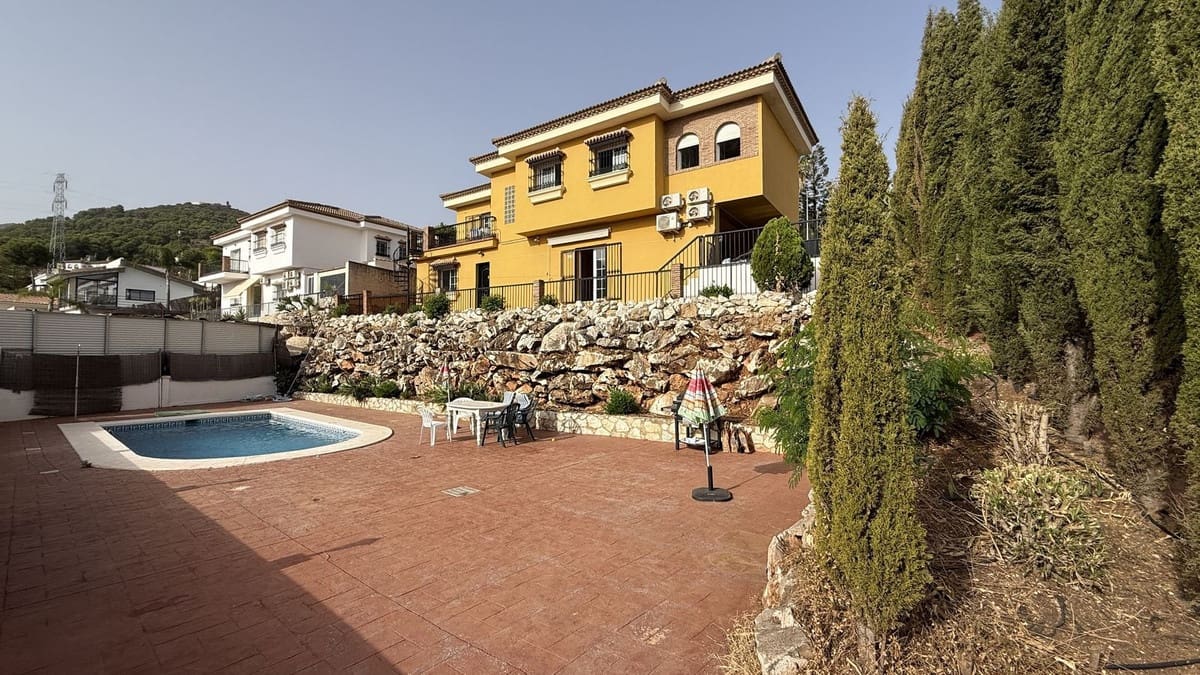 5 bedroom Villa for sale in Alhaurin de la Torre with pool - € 695,000 (Ref: 9701541)