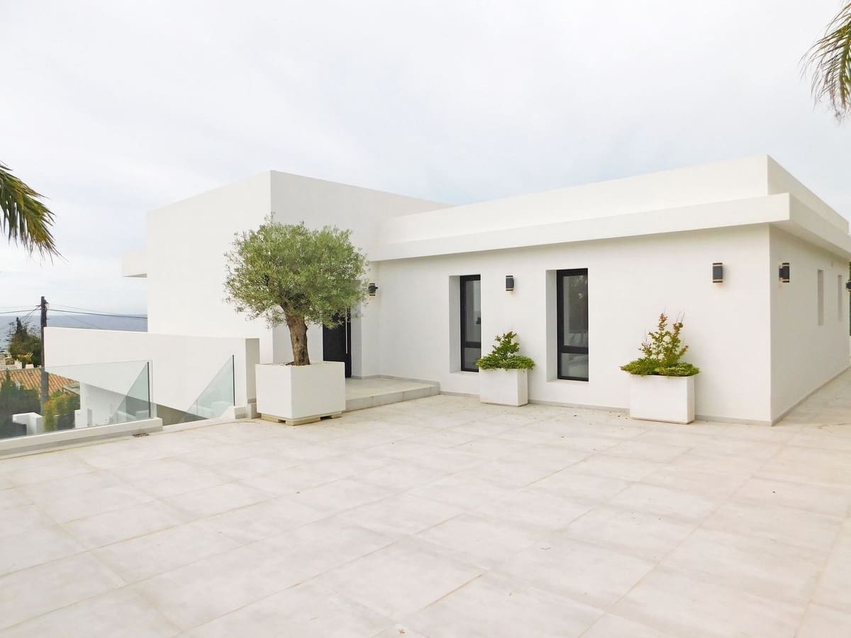 5 soverom Villa til salgs i La Cala de Mijas med svømmebasseng garasje - € 1 450 000 (Ref: 9701544)