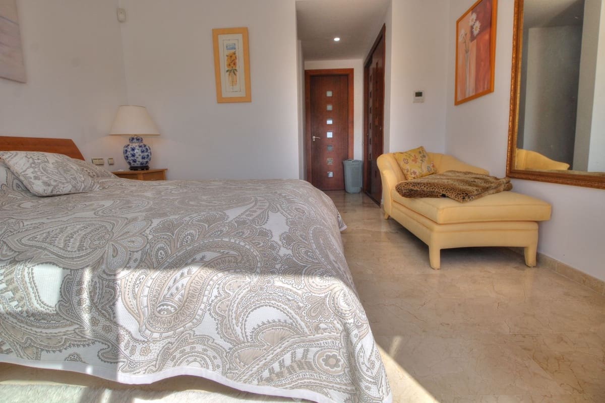 3 sypialnia Dom na sprzedaż w La Cala Golf z basenem garażem - 630 000 € (Ref: 9701545)