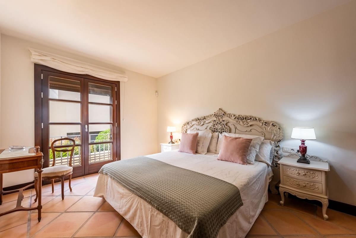 4 soveværelse Semi-Rækkehus til salg i Benahavis med swimmingpool garage - € 550.000 (Ref: 9701552)