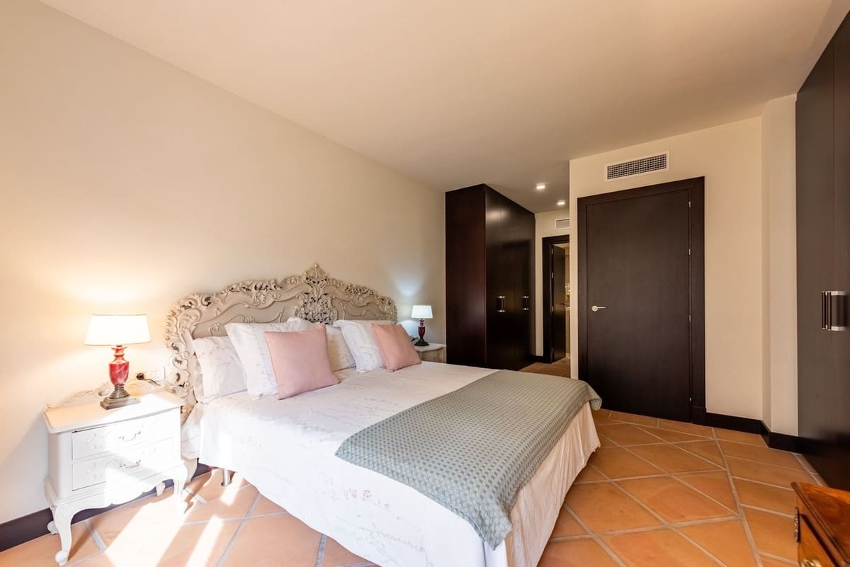 4 soveværelse Semi-Rækkehus til salg i Benahavis med swimmingpool garage - € 550.000 (Ref: 9701552)