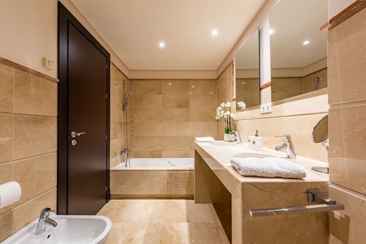 4 soveværelse Semi-Rækkehus til salg i Benahavis med swimmingpool garage - € 550.000 (Ref: 9701552)