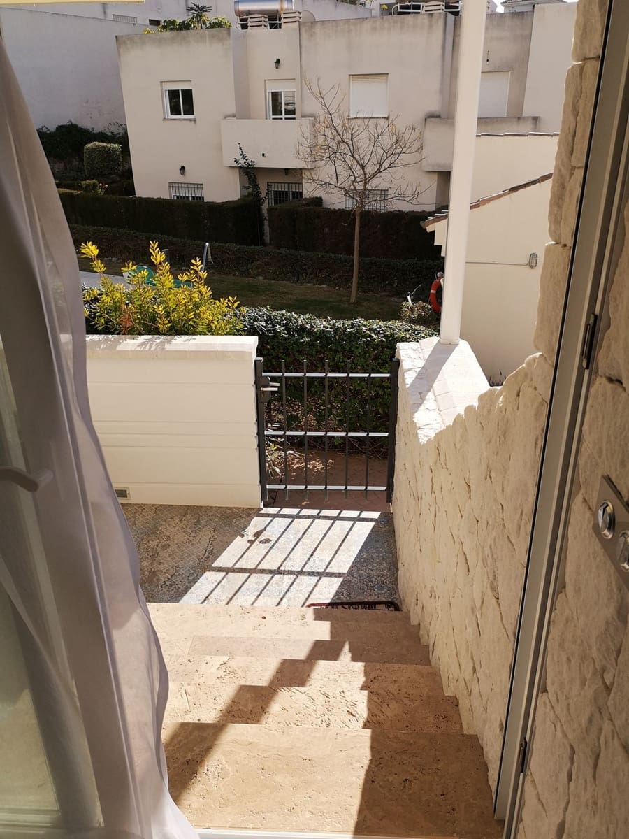 Pareado de 4 habitaciones en Estepona en venta con piscina garaje - 595.000 € (Ref: 9701554)