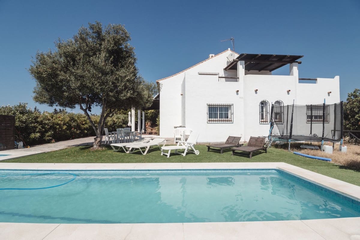 4 sypialnia Willa na sprzedaż w Estepona z basenem - 1 300 000 € (Ref: 9704999)