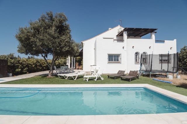 Chalet de 4 habitaciones en Centro, Estepona en venta con piscina - 1.300.000 € (Ref: 9704999)