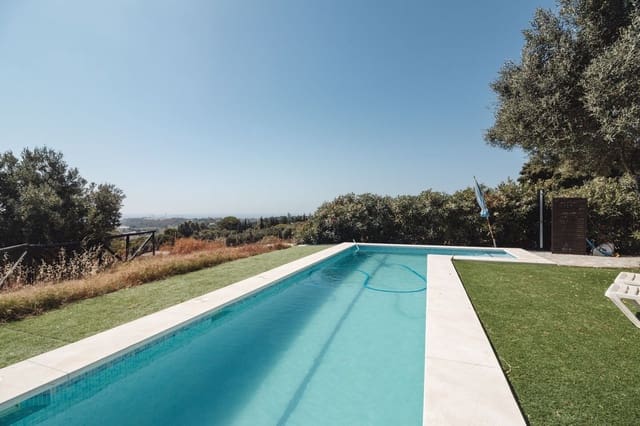 Chalet de 4 habitaciones en Centro, Estepona en venta con piscina - 1.300.000 € (Ref: 9704999)