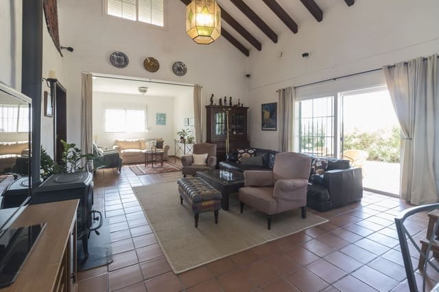 Chalet de 4 habitaciones en Centro, Estepona en venta con piscina - 1.300.000 € (Ref: 9704999)