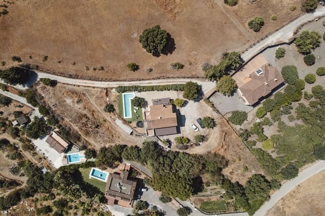 Chalet de 4 habitaciones en Centro, Estepona en venta con piscina - 1.300.000 € (Ref: 9704999)