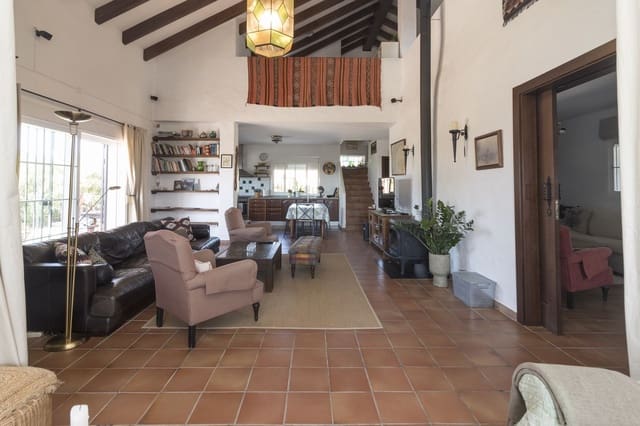 Chalet de 4 habitaciones en Centro, Estepona en venta con piscina - 1.300.000 € (Ref: 9704999)