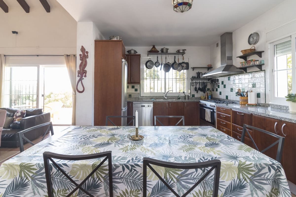 4 sypialnia Willa na sprzedaż w Estepona z basenem - 1 300 000 € (Ref: 9704999)