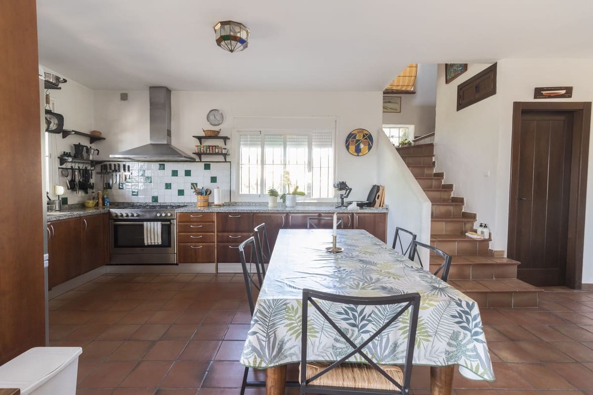 4 sypialnia Willa na sprzedaż w Estepona z basenem - 1 300 000 € (Ref: 9704999)