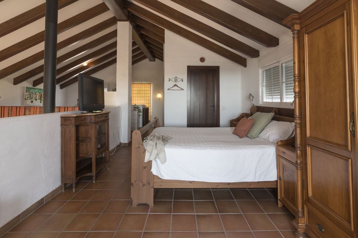 4 sypialnia Willa na sprzedaż w Estepona z basenem - 1 300 000 € (Ref: 9704999)