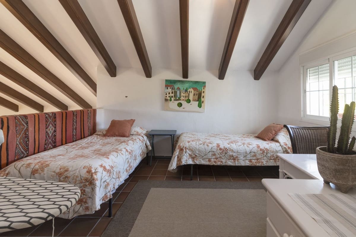 4 sypialnia Willa na sprzedaż w Estepona z basenem - 1 300 000 € (Ref: 9704999)