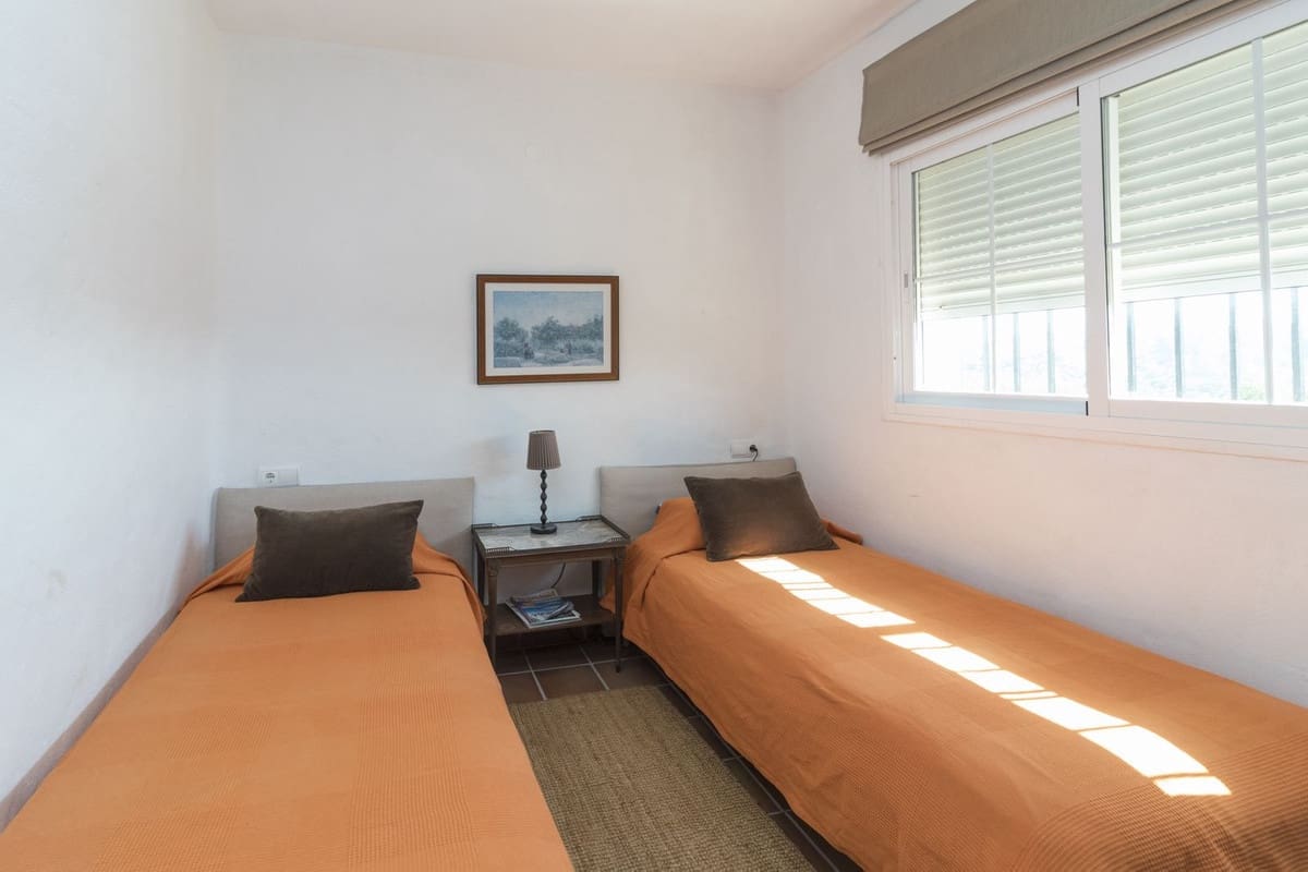 4 sypialnia Willa na sprzedaż w Estepona z basenem - 1 300 000 € (Ref: 9704999)