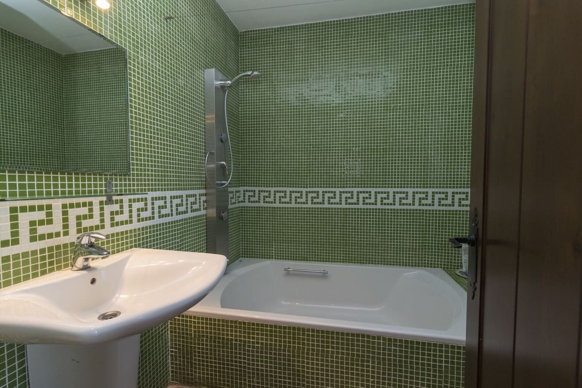 4 sypialnia Willa na sprzedaż w Estepona z basenem - 1 300 000 € (Ref: 9704999)