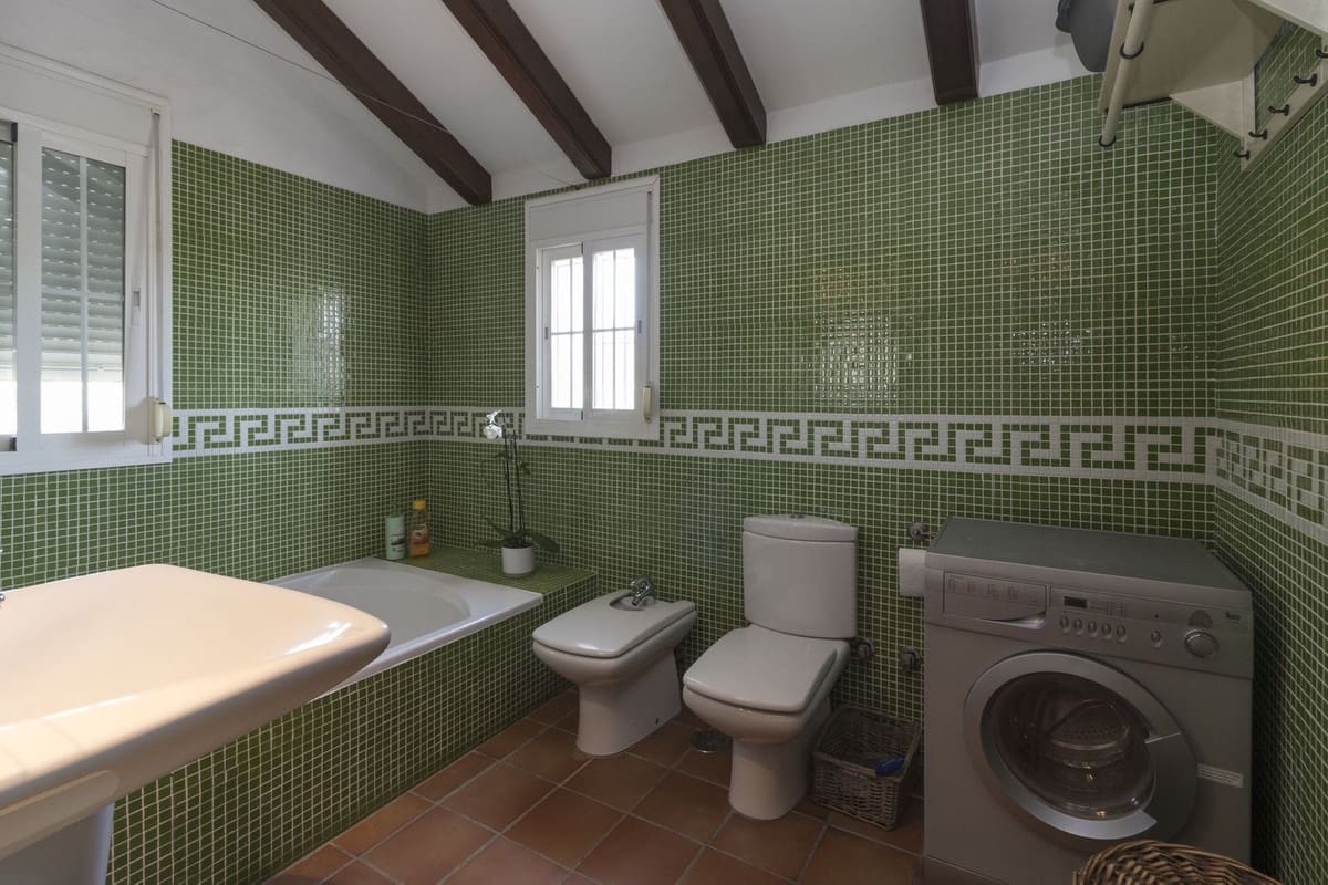 4 sypialnia Willa na sprzedaż w Estepona z basenem - 1 300 000 € (Ref: 9704999)