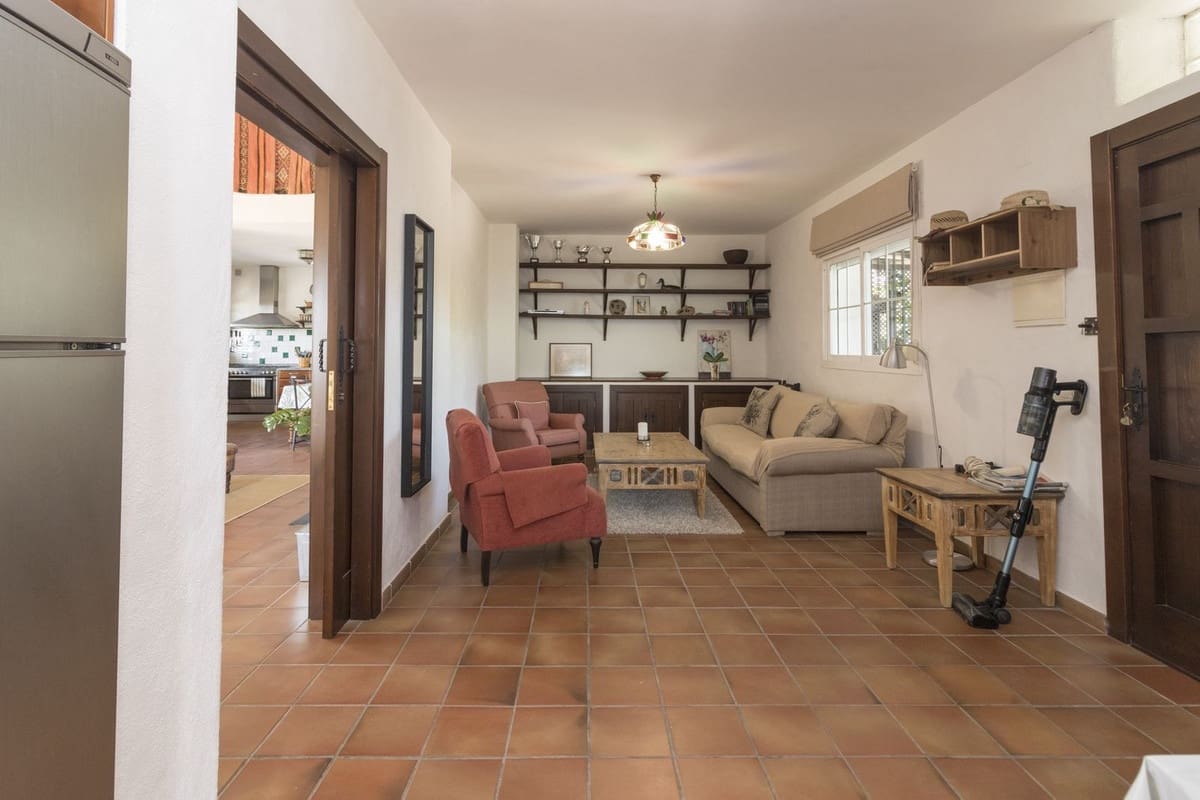 4 sypialnia Willa na sprzedaż w Estepona z basenem - 1 300 000 € (Ref: 9704999)