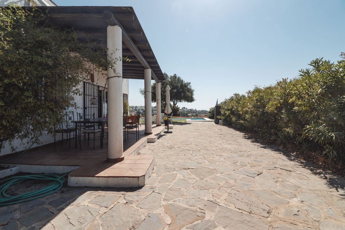 4 sypialnia Willa na sprzedaż w Estepona z basenem - 1 300 000 € (Ref: 9704999)