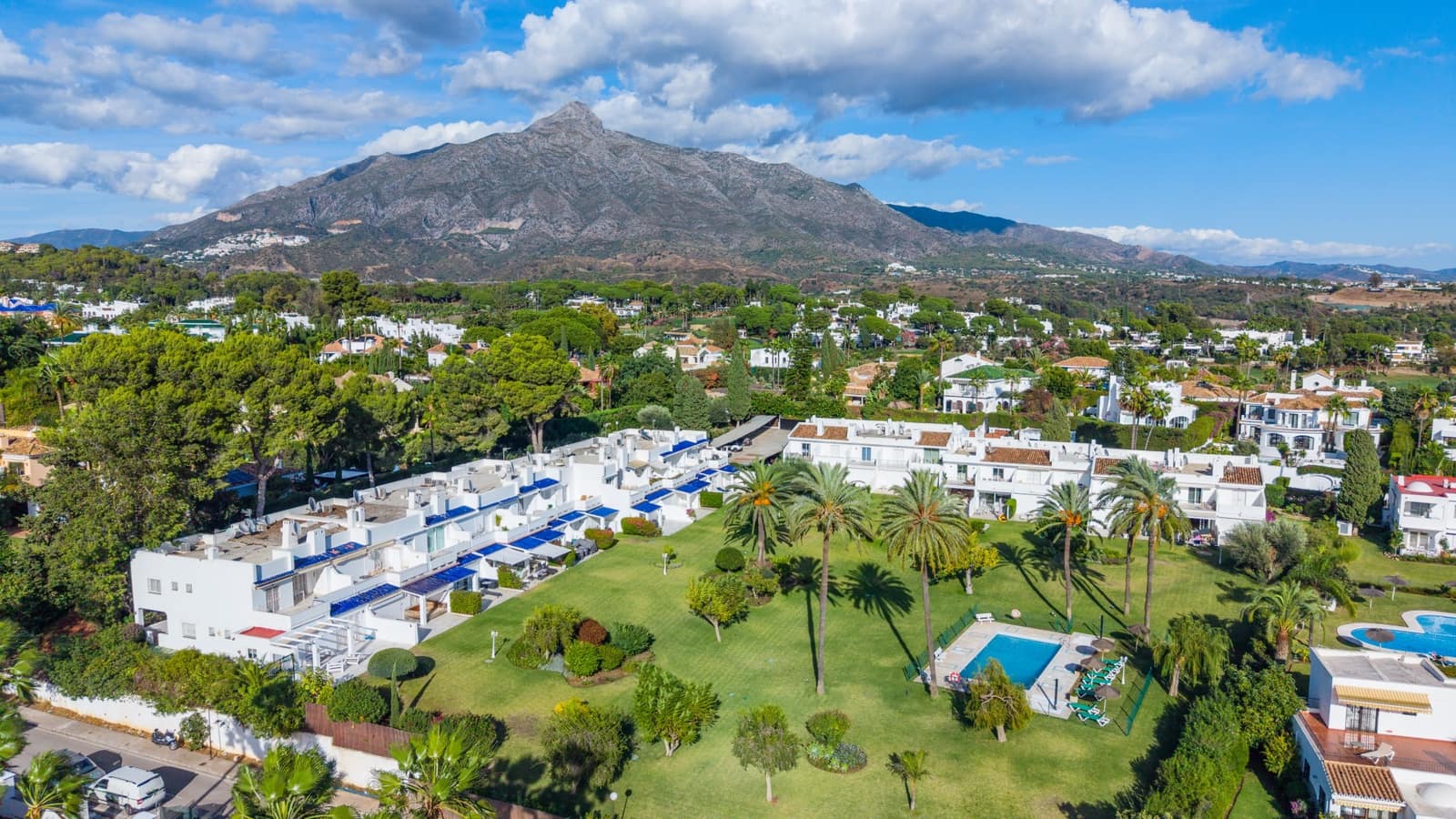 4 bedroom Townhouse for sale in Nueva Andalucia with pool - € 1,499,000 (Ref: 9705003)