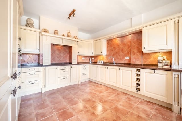 4 slaapkamer Villa te koop in Marbella met zwembad - € 1.290.000 (Ref: 9705005)