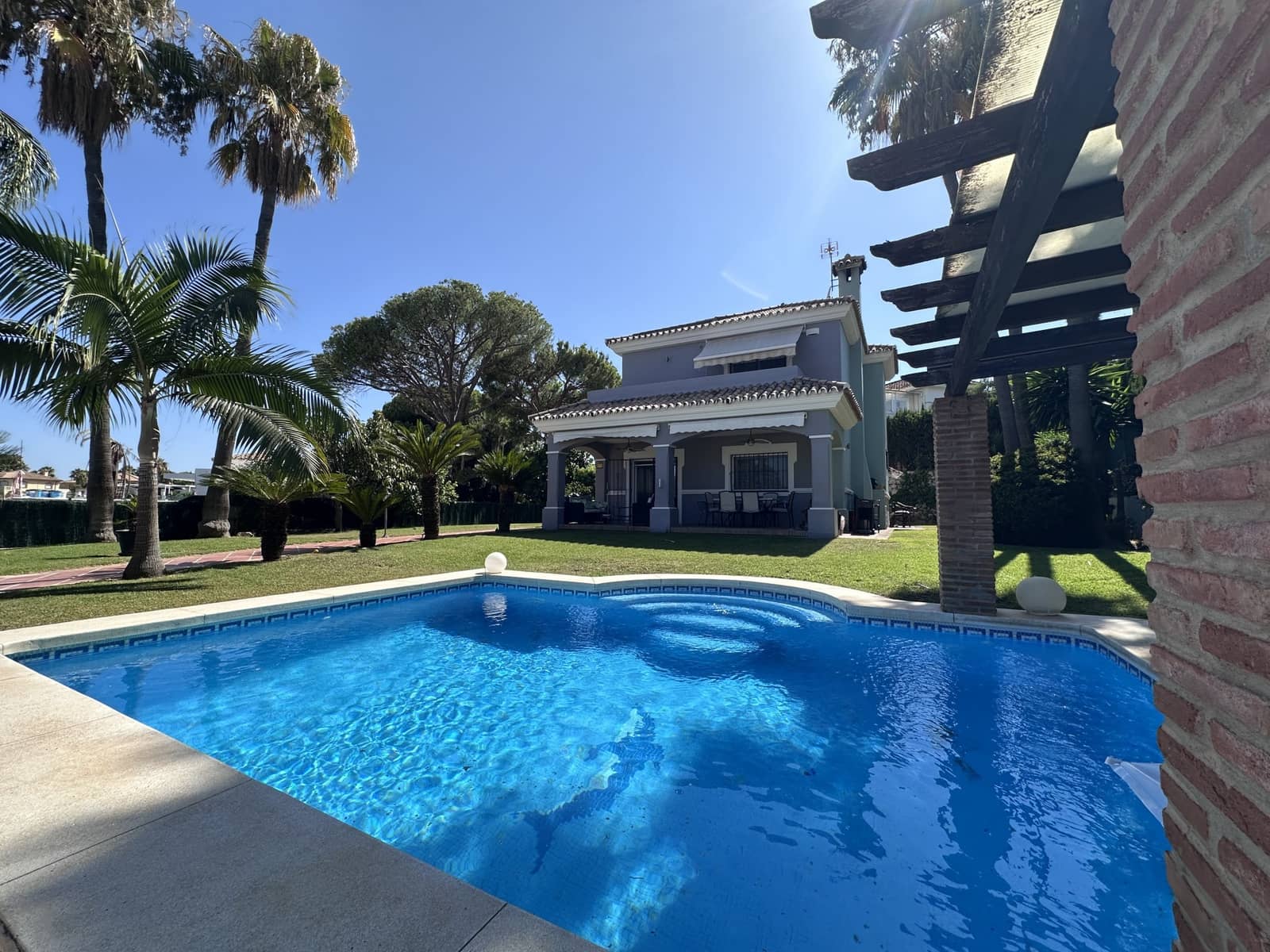3 chambre Villa/Maison à vendre à Estepona avec piscine garage - 1 350 000 € (Ref: 9705006)