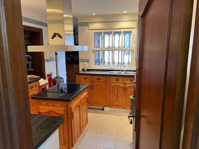 Chalet de 4 habitaciones en La Dama de Noche - La Alzambra, Marbella en venta con piscina - 835.000 € (Ref: 9705014)