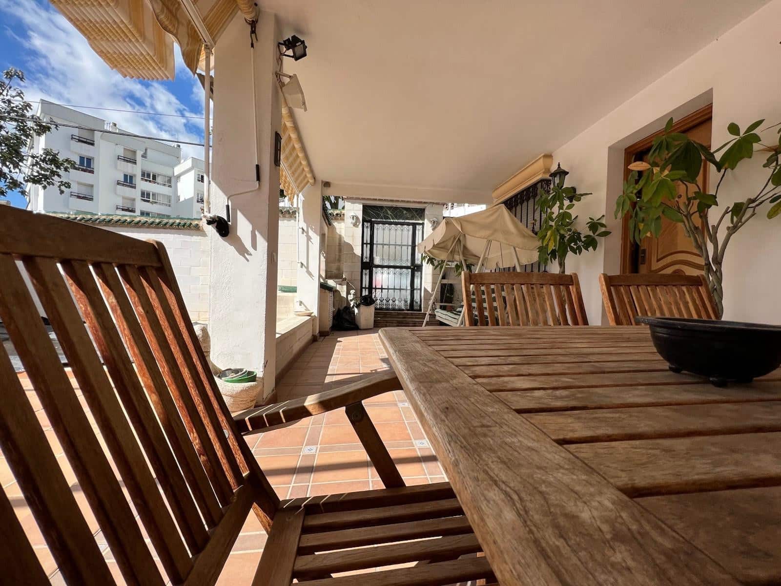 4 bedroom Villa for sale in Nueva Andalucia with pool - € 835,000 (Ref: 9705014)